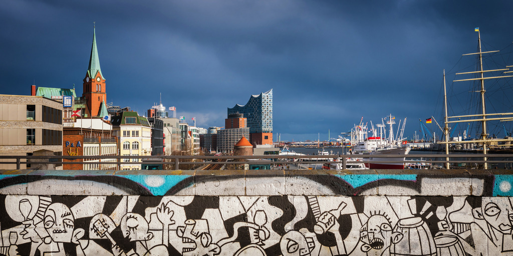 10240201 - Nach dem Regen | Blick auf die Elbphilharmonie und die Cap San Diego nach einem Regenschauer.