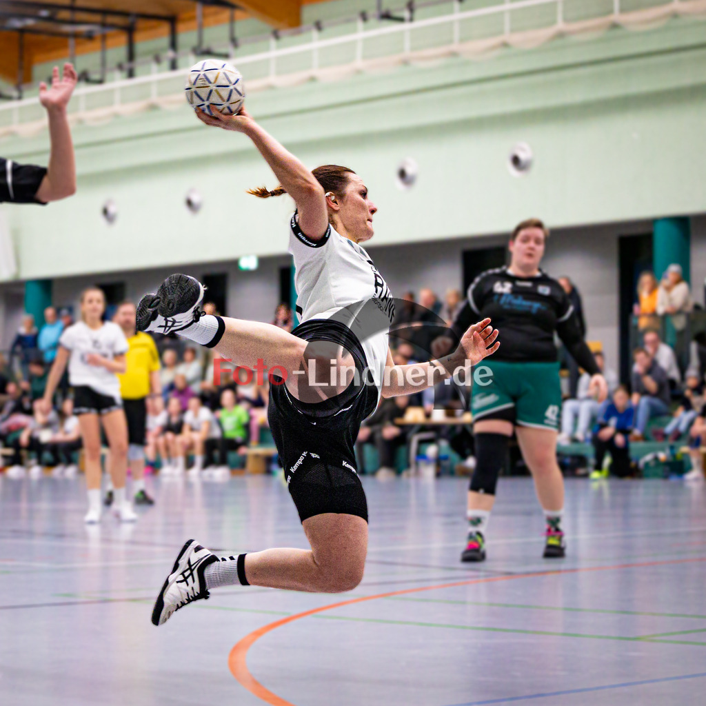 BSC Oberhausen gegen TSV Murnau | Bezirksoberliga Handball Frauen 2024/25, BSC Oberhausen gegen TSV Murnau, 20250118,Eva DALLMAYR (BSC Oberhausen 9) in Aktion, Wurf auf Tor,2025-01-18 in Weilheim (Jahnhalle)Eva DALLMAYR (BSC Oberhausen 9)Copyright: WolfgangxLindner foto-lindner.de
