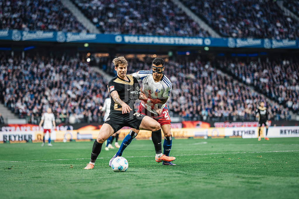 Fußball | Männer | Saison 2024/2025 | 2. Fußball-Bundesliga | 27. Spieltag | Hamburger SV vs. SV 07 Elversberg | 28.03.2025 | v.l. Maximilian Rohr (#31, SV 07 Elversberg) und Davie Selke (#27, HSV) im Zweikampf