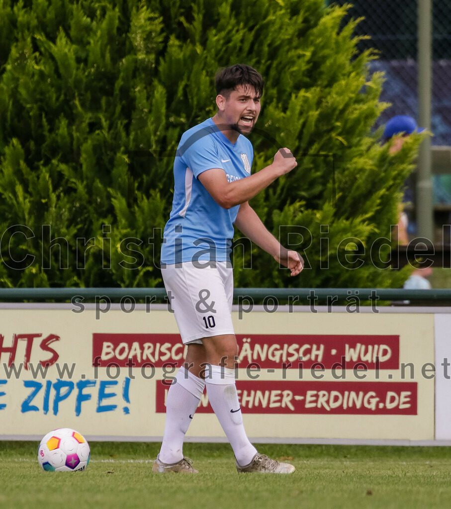 2023-08-26_134_FC_Langengeisling_gegen_TuS_Raubling | Erding, Deutschland, 26.08.2023:
Fußball, Bezirksliga Oberbayern Ost 2023 / 2024, 6. Spieltag, FC Langengeisling gegen TuS Raubling, Endergebnis: 2:0

Maximilian Maier (FC Langengeisling, #10)

Foto: Christian Riedel / fotografie-riedel.net