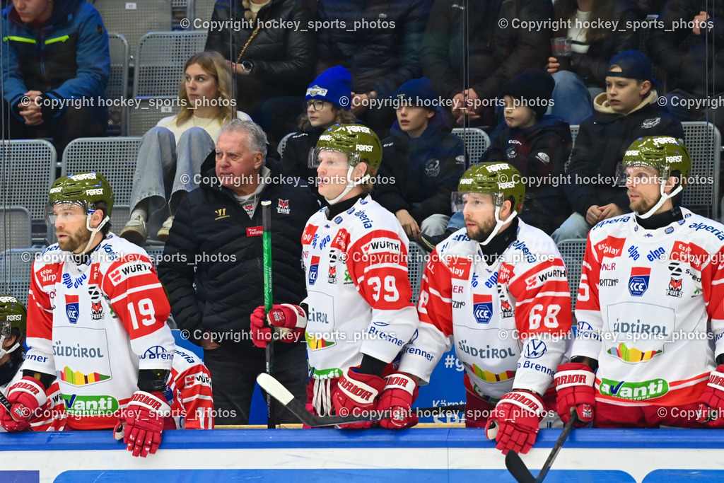 EC IDM WÄRMEPUMPEN VSV vs. HCB Südtirol Alperia | Spielerbank HC Bozen, Asisstentcoach HCB Südtirol Alperia FABIO ARMANI, Headcoach HCB Südtirol Alperia Doug Shedden, EC IDM WÄRMEPUMPEN VSV vs. HCB Südtirol Alperia, EC IDM WÄRMEPUMPEN VSV vs. HCB Südtirol Alperia am 28.12.2025 in Villach (Stadthalle Villach), Austria, (Photo by Bernd Stefan)
