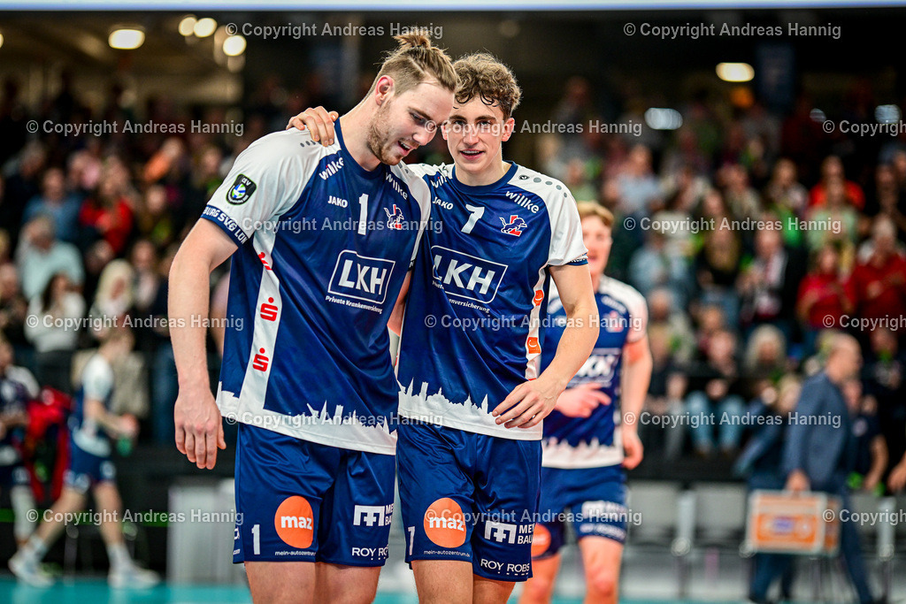 Volleyball I Herren I Saison 2024-2025 I Champions League Volley | Jubel, Begeisterung, Enthusiasmus, Euphorie, Freude, Glücksgefühl, Heiterkeit bei:  Simon Torwie (1, SVG Lüneburg) und Joscha Kunstmann (7, SVG Lüneburg) - Realisiert mit Pictrs.com