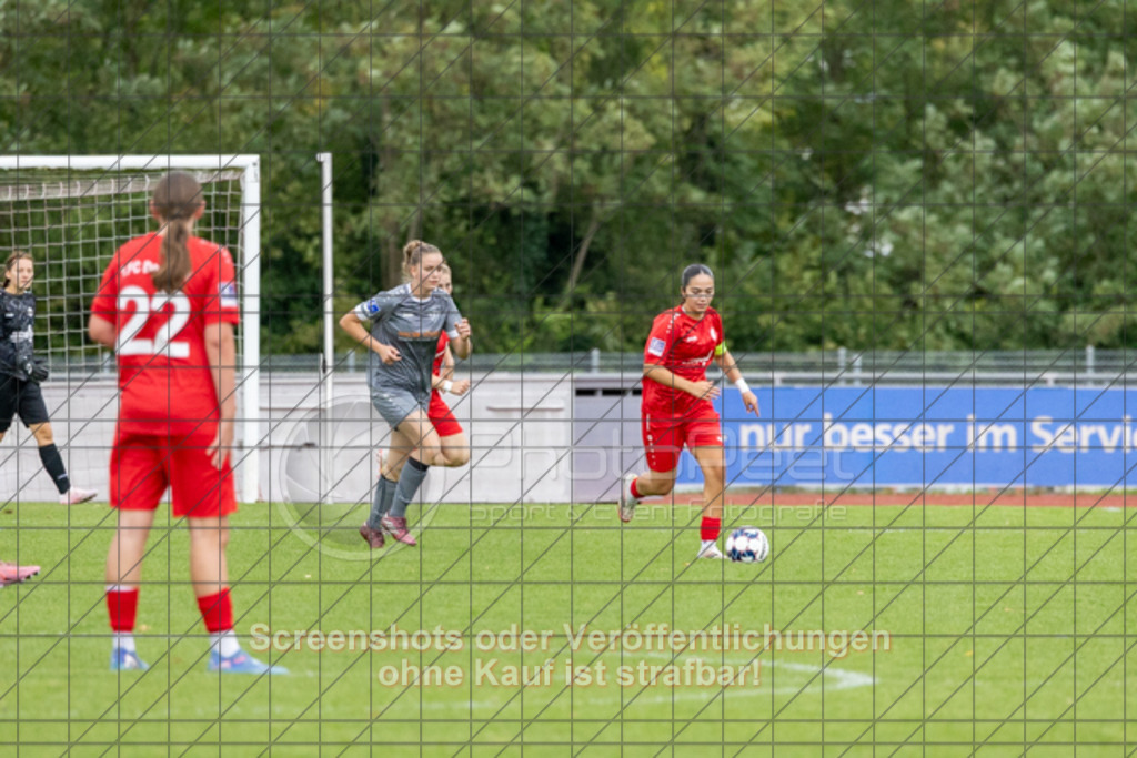 20251004_150716_0595 | #,1.FC Donzdorf (rot) vs. FC Freiburg-St. Georgen (grau), Fussball, EnBW-Oberliga B -Juniorinnen, 04. Spieltag, Saison 2025/2026, Rasenplatz, Lautertal Stadion, Süßener Straße 16, 73072 Donzdorf, 04.10.2025 - 14:00 Uhr,Foto: PhotoPeet-Sportfotografie/Peter Harich