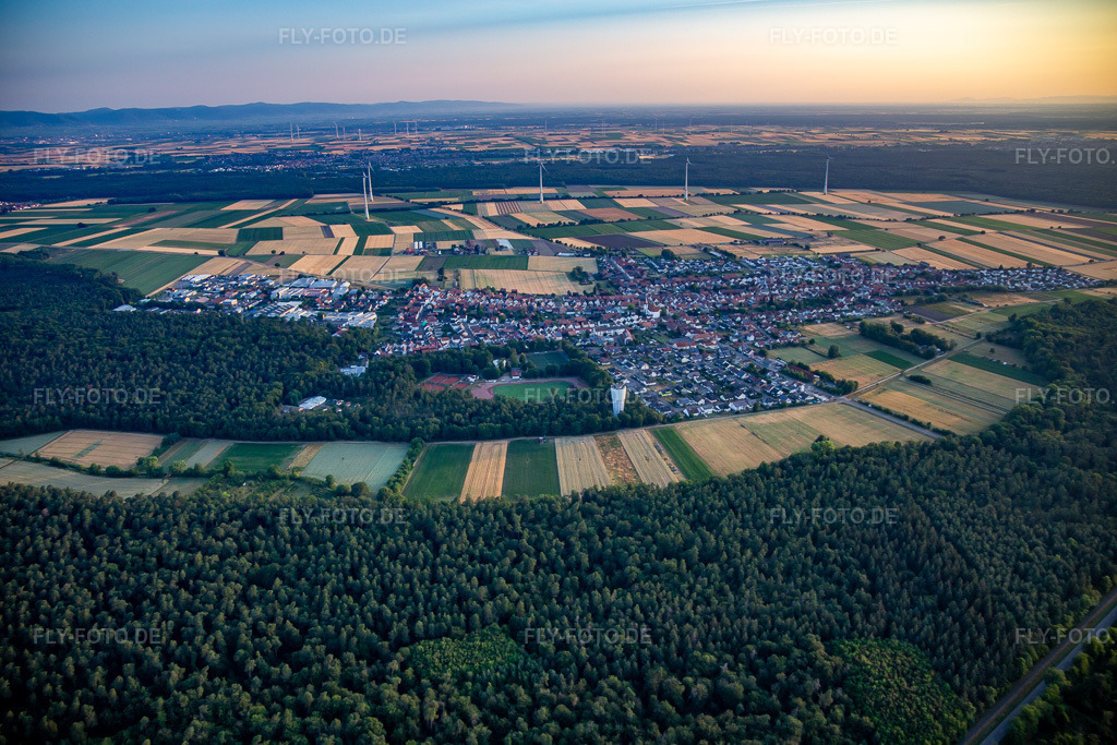 Luftbild: bei Sonnenaufgang in Hatzenbühl im Bundesland Rheinland-Pfalz in Deutschland. Foto: IMG_136797.jpg vom 24.06.2023 durch Werner Riehm/FLY-FOTO.de