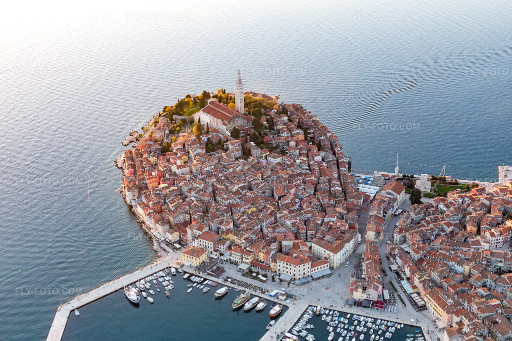 Aerial view: View of the town in Rovinj in the state Gespanschaft Istrien, Croatia. – Photo: IMG_106171.jpg taken on 04/13/2018 by Werner Riehm/FLY-FOTO.com – Resolution of the original: 5472 x 3648 px