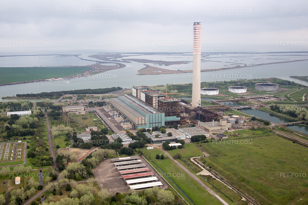 Aerial view: Tanks, power plant facilities and exhaust towers of the oil and power plant at the mouth of the Po River in Case Ocaro in the state Veneto, Italy.Photo: IMG_087674.jpg taken on 04/09/2016 by Werner Riehm/FLY-FOTO.comResolution of the original: 5472 x 3648 px