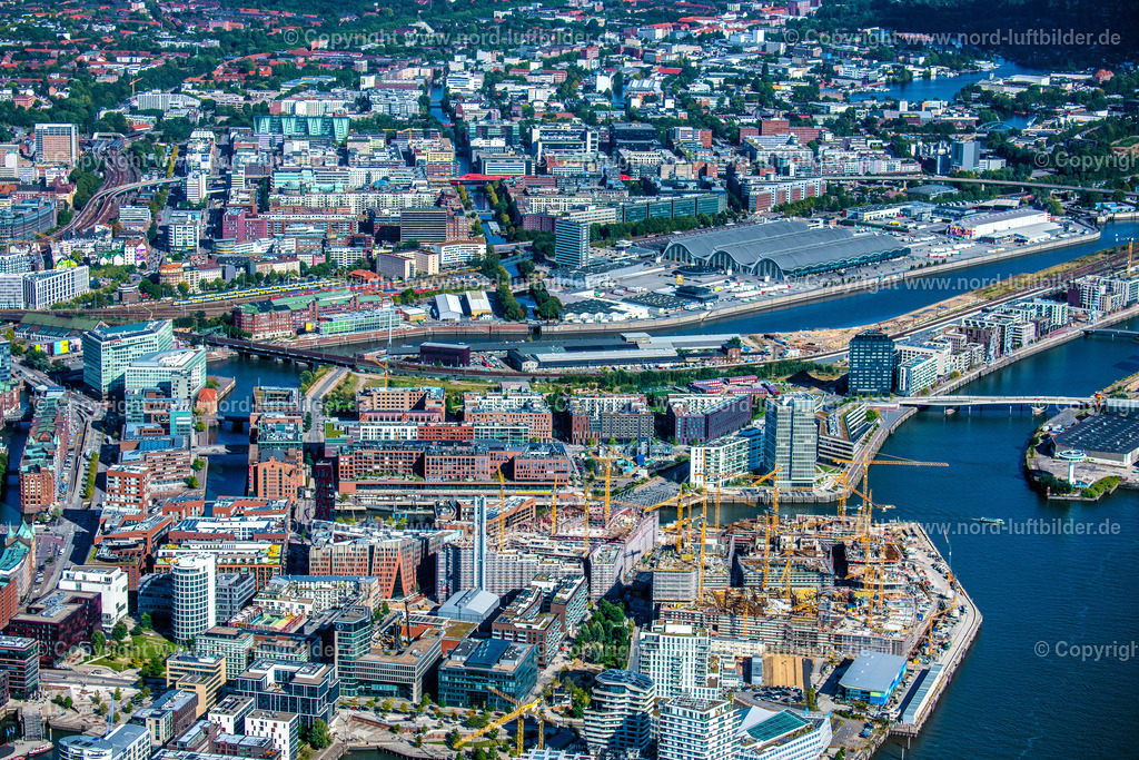 Hamburg_Hafencity_Baustelle_Sandtorkai_ELS_3265200922 | HAMBURG 20.09.2022 Baustelle zum Neubau des Gebäudekomplexes des Einkaufszentrum am Überseequartier am Chicagokai - Osakaallee im Bereich des ehemaligen Grasbrooks im Ortsteil Hafencity in Hamburg, Deutschland. Weiterführende Informationen bei: CHRISTIAN DE PORTZAMPARC,  Depenbrock Bau GmbH & Co. KG,  F + Z Baugesellschaft, Zweigniederlassung der Hecker Bau GmbH & Co. KG,  Stump-Franki Spezialtiefbau GmbH,  Unibail-Rodamco Germany GmbH,  Unibail-Rodamco ÜSQ Süd Quartiersmanagement GmbH. // Construction site for the new building complex of the shopping center at Ueberseequartier at Chicagokai - Osakaallee in the area of the former Grasbrooks in the Hafencity district in Hamburg, Germany. Further information at: CHRISTIAN DE PORTZAMPARC,  Depenbrock Bau GmbH & Co. KG,  F + Z Baugesellschaft, Zweigniederlassung der Hecker Bau GmbH & Co. KG,  Stump-Franki Spezialtiefbau GmbH,  Unibail-Rodamco Germany GmbH,  Unibail-Rodamco UeSQ Sued Quartiersmanagement GmbH. Foto: Martin Elsen