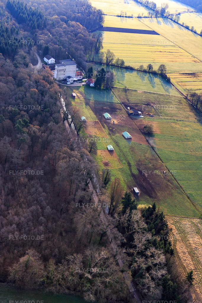Luftbild: Mobeler Hühnerstall der Biohühnerfarm von Hofladen Stoltz an der Hardtmühle in Kandel im Bundesland Rheinland-Pfalz in Deutschland. Foto: IMG_076812.jpg vom 28.03.2015 durch Werner Riehm/FLY-FOTO.de