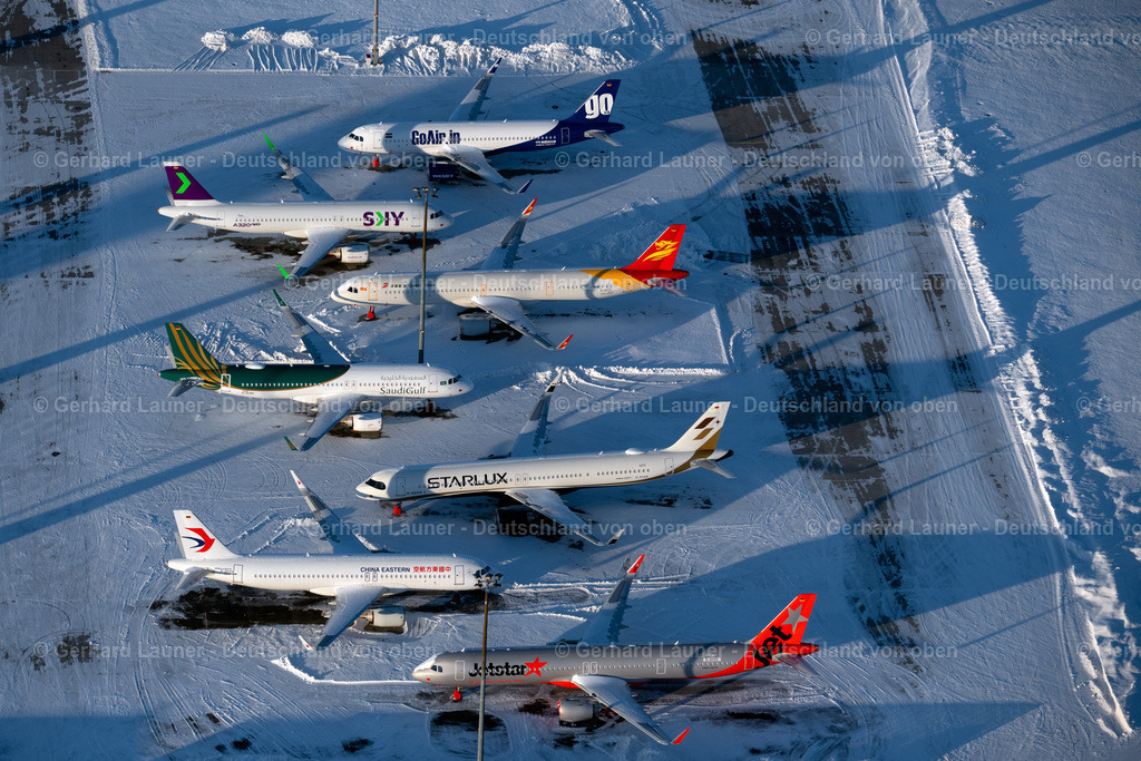 4045097 | schneebedeckter Flughafen mit Corona bedingt abgestellten Airbus-Flugzeugen, Erfurt