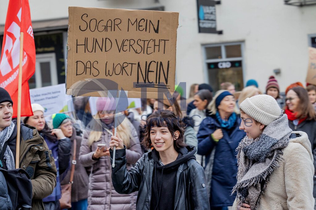 R06_2384 | 29.NOV.24-Protestmarsch gegen Gewalt-Copyright: Katholische Kirche Kärnten/Denk Dich Neu/Trainproduction/Matthias Trinkl