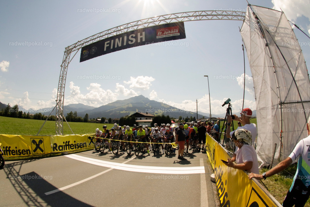 646_20230817_Bewerb_Maenner_Muehlanger | AUT - OESTERREICH, 2023-08-16: SPORT RENNRAD-FAHREN - 55. INTERNATIONALER RADWELTPOKAL IN ST. JOHANN IN TIROL  - Vintage-Radrennen mit WM-Bronze-Medaillen-Siegerin Christina Schweinberger, den Teilnehmer und Alexander Baumann (vom Orginastions-Team) - TAG 2 BEWERB MAENNER IN SECHS GRUPPEN  ; Foto: Roland Muehlanger