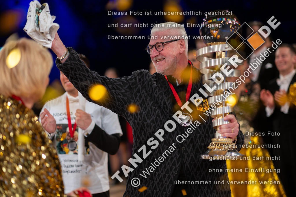 20251206-05828 | Hier finden Sie Tanz Bilder vom Latein und Standard Formationen tanzen. Sportbilder vom Tanzsport. Schöne Fotos und von Weltmeisterschaft, Europameisterschaft, Bundesliga, Regionalliga, Oberliga und Landesliga sowie von GOC Stuttgart, DanceComp, WM Bremen