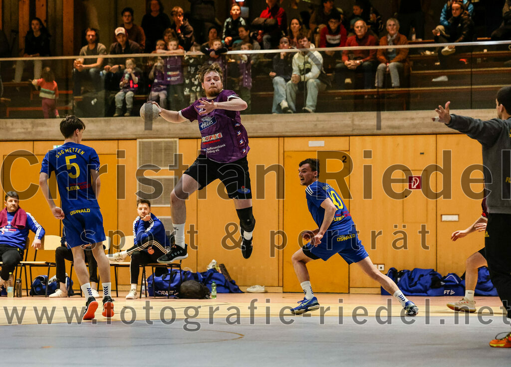 2024-02-24_019_SpVgg_Altenerding_gegen_SSG_Metten | Erding, Deutschland, 24.02.2024:
Handball, Bezirksoberliga Männer 2023 / 2024, 16. Spieltag, SpVgg Altenerding gegen SSG Metten, Endergebnis: 29:24

Philipp Gäck (SSG Metten, #5), Niklas Fleps (SpVgg Altenerding, #17), Vincent Muhr (SSG Metten, #10), Stefan Kraus (SSG Metten, #12)

Foto: Christian Riedel / fotografie-riedel.net