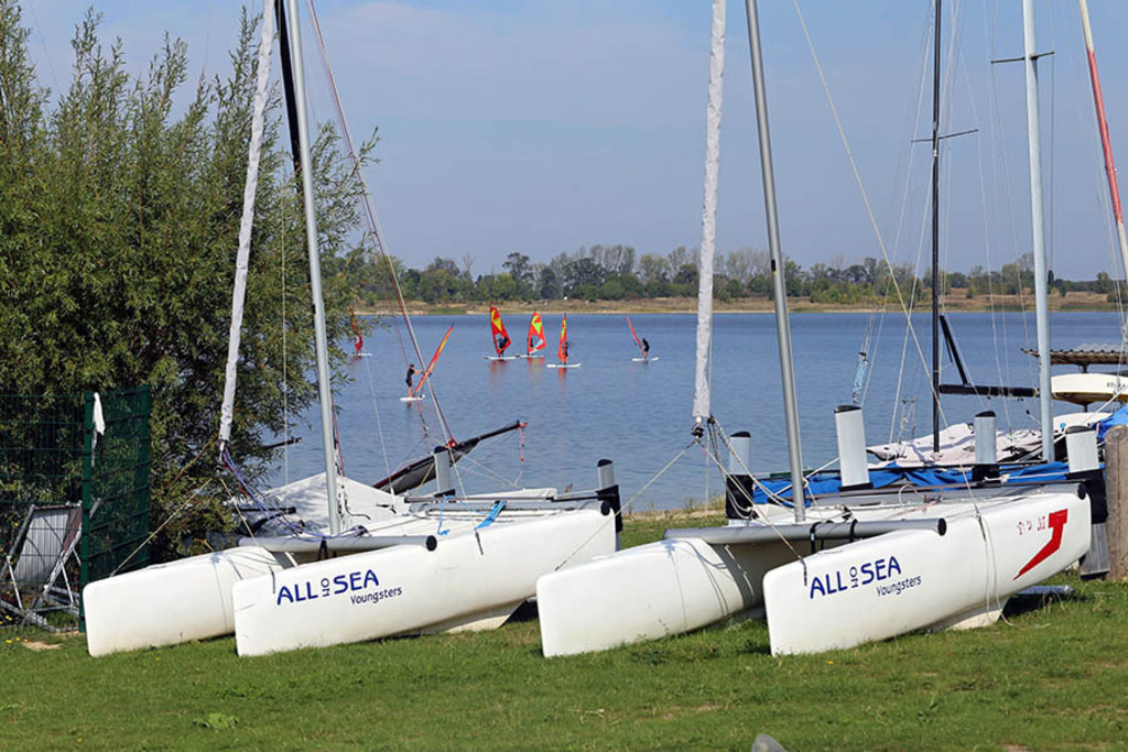 Schladitzer See - All-on-Sea Sport Resort | Entdecke über 20 Kategorien Leipzig-Motive: Foto-Downloads, hochwertige Poster, Leinwand- & Fine-Art-Prints. Jetzt Lieblingsfoto im Bildlexikon Leipzig Shop bestellen!
