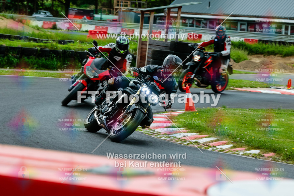 MotoTeamVBK-20074 | Hier findet Ihr Bilder von Touristenfahrten auf der Nürburgring Nordschleife oder von anderen Veranstaltungen die ich besucht habe. Viel Spass beim Durch Schauen 