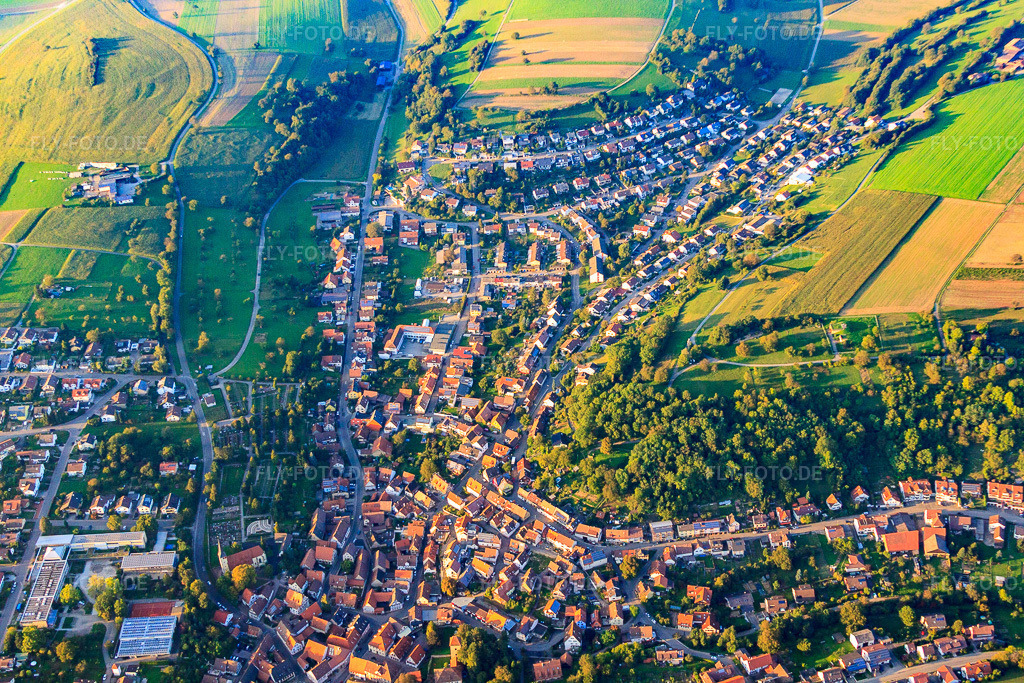 Luftbild: Ortsansicht von Süden im Ortsteil Stein in Königsbach-Stein im Bundesland Baden-Württemberg in Deutschland. Foto: IMG_59898.jpg vom 24.09.2013 durch Werner Riehm/FLY-FOTO.deAuflösung des Originals: 4752 x 3168 px