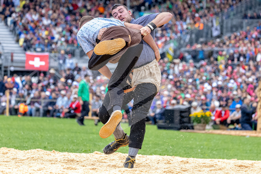 ESAF2025_01Gang_4726 | Die Schwinger des Schwyzer Kantonalen Schwingerverbandes: Fotos, die Dynamik und Leidenschaft festhalten, sowie emotionale Momente aus dem traditionellen Schwingsport zeigen. - Realisiert mit Pictrs.com