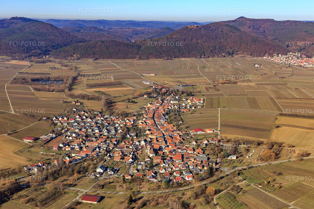 Luftbild: Dorfansicht im Winter aus Westen in Göcklingen im Bundesland Rheinland-Pfalz in Deutschland. Foto: IMG_112668.jpg vom 27.02.2019 durch Werner Riehm/FLY-FOTO.de
