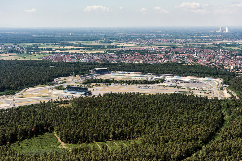 dr__0018738.jpg | HOCKENHEIM 04.07.2017 Rennstrecke der Rennbahn Hockenheimring Am Motodrom in Hockenheim im Bundesland Baden-Württemberg. // Racetrack racecourse in Hockenheim in the state Baden-Wuerttemberg. Foto: Daniel Reiter