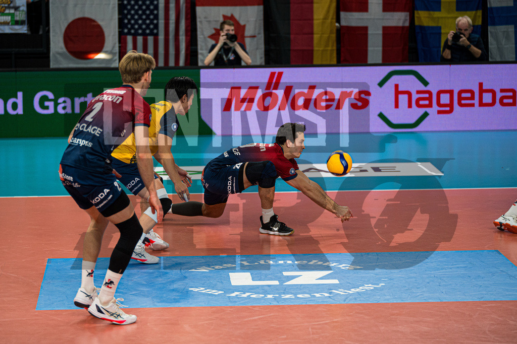 Volleyball I Herren I Saison 2025/2026 I Bundesliga I 10. Spieltag I SVG Lüneburg - WWK Volleys Herrsching | Ethan Robert Champlin (20, SVG Lüneburg) in der Annahme - Realisiert mit Pictrs.com