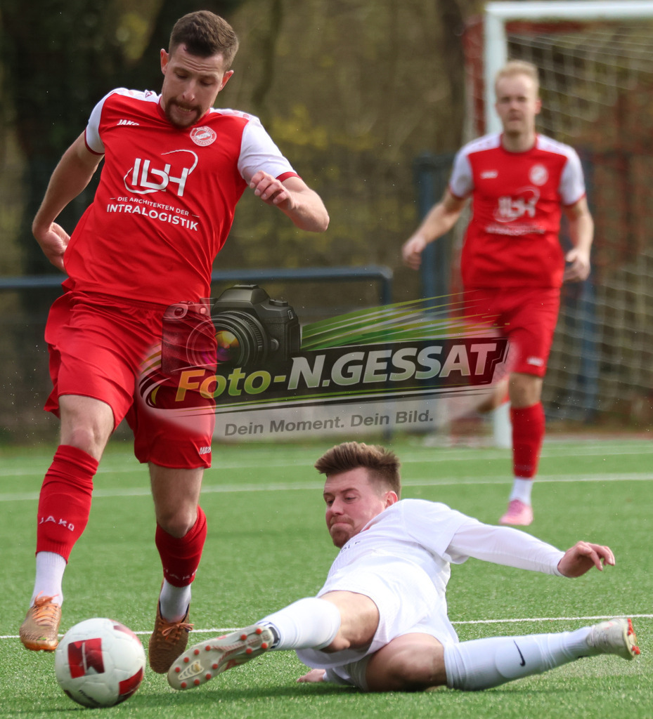 FC RW Kirchlengern - Post TSV Detmold | Auf dem Bild zu sehen: Rot FC RW Kirchlengern: Artem Panasenkov ; Weiß Post TSV Detmold: Thomas StirzFC RW Kirchlengern, Post TSV Detmold, Saison 25/26, Landesliga, Deutschland - Realisiert mit Pictrs.com