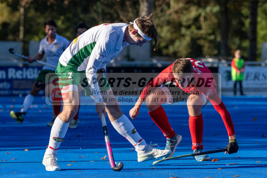 HK_20241103_108475 | 1. Bundesliga Herren Crefelder HTC - Hamburger Polo Club am 3.11.2024 CHTC Krefeld, Krefeld , Paul Smith ( Hamburger Polo Club #7 ) , Schröder Mika ( Crefelder HTC #33 )