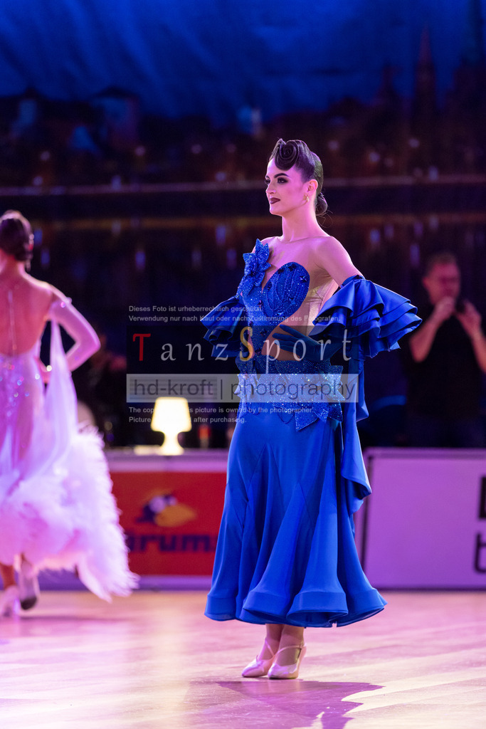 20241215_WDSF_Int_Open_Std-Riga-9560 | Tanzsportbilder, Standardtanz, Lateintanz, WDSF, DTV, LTVB, dancecomp, goc, hessen tanzt, blaues band der spree, walzer, tango, wiener walzer, slowfox, quickstepp, samba, rumba, cha-cha-cha, paso doble. jive, hd-kroft photography, turniertanzsport