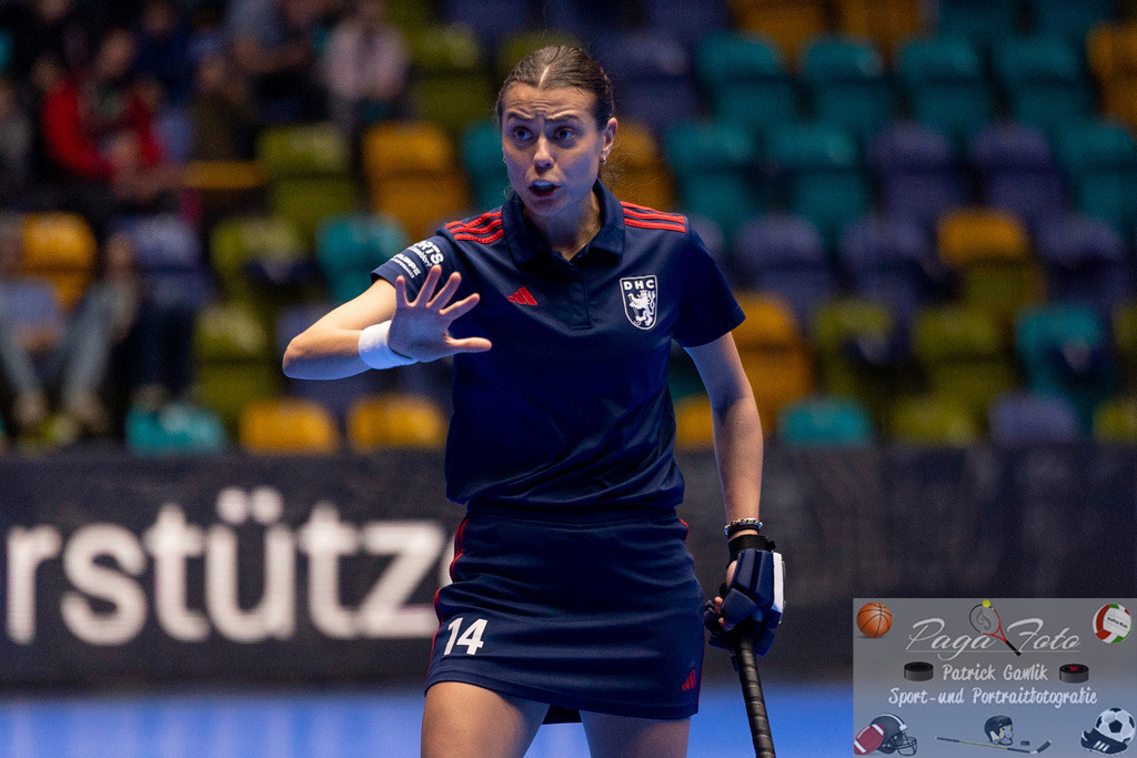Volvo E.R.B. Final 4 Halbfinale Frauen: Mannheimer HC - Düsseldorfer HC, 25.01.2025 | Selin Oruz (Düsseldorfer HC #14) reklamiert und zeigt mit den Fingern / der Hand etwas an,  Mannheimer HC - Düsseldorfer HC, Frankfurt, Süwag Arena, 25.1.2025 - Realisiert mit Pictrs.com