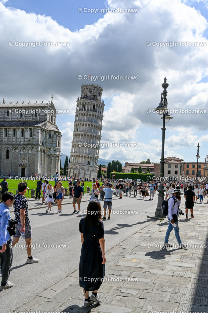 Italien_ Toscana_ Pisa_ 28.05.2024-81 | 28.05.2024, Italien, ITA, Toskana, Pisa im Bild Stadtansichten, Gebäude, Architektur, Touristen, Historisch, Souvenier, Turm, Dom, Piazza, schief


Pisa ist eine Stadt in Italien, gelegen in der Toskana am Arno. Wahrzeichen ist der als Schiefer Turm von Pisa bekannte Campanile des Doms auf der Piazza dei Miracoli im Norden des Stadtzentrums. 
Quelle: Wikipedia

