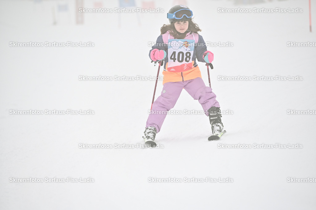 SRF_20.02.2026_0178 | Skirennfotos,Serfaus,Fiss,Ladis,Kinderskirennen,Winter,Tirol,Oberland,skirace,SFL,feelfree,weil wir's genießen,ski,Ski,skifahren,Sonnenplateau, - Realisiert mit Pictrs.com