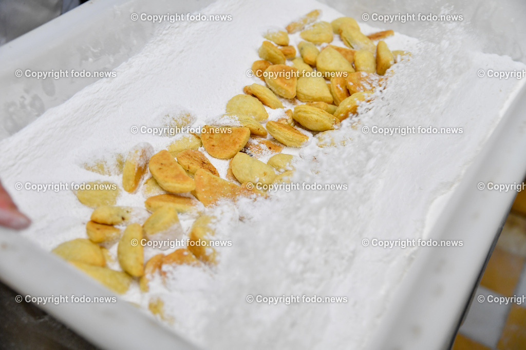 Baeckerei St. Valentin_ Love Keks_ 09.02.2023-14 | 09.02.2023, St. Valentin, AUT, Baeckerei Schneller, Love Keks im Bild Johannes Schneller und Martina Kaufmann tauchen die frischen Love Keks in Staubzucker