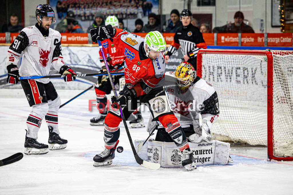 TSV Peißenberg MINERS gegen EV Dingolfing ISAR RATS | Eishockey Bayernliga Herren Vorrunde 2024/25, TSV Peißenberg MINERS gegen EV Dingolfing ISAR RATS, 20241215,Torchance Marius KLEIN (MINERS 88) ,2024-12-15 in Peißenberg (Eisstadion Peißenberg)Marius KLEIN (MINERS 88)Copyright: WolfgangxLindner