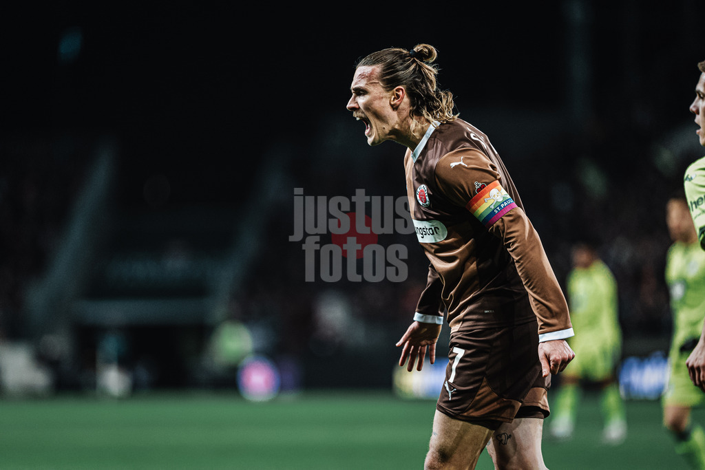 Fußball | Männer | Saison 2024/2025  | Fußball-Bundesliga | 26. Spieltag | FC St. Pauli vs. TSG Hoffenheim | 14.03.2025 | Jackson Irvine (#7, FC St. Pauli) wütend beschwert sich wegen eines Handspiels