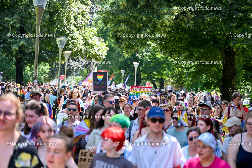 Linzpride 2024_ 06.07.2024-102 | 06.07.2024, Linz, AUT, Linzpride 2024, im Bild Teilnehmer an der Linz Pride 2024