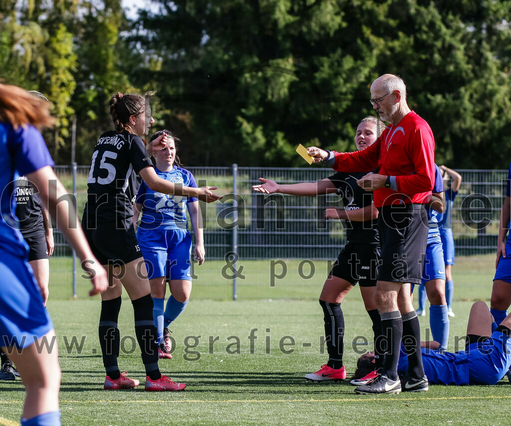 2023-10-21_064_FC_Langengeisling_gegen_TSV_Eching | Erding, Deutschland, 21.10.2023:
Fußball, Bezirksoberliga 2023 / 2024, 8. Spieltag, FC Langengeisling gegen TSV Eching, Endergebnis: 0:0

Anika Aberl (TSV Eching, #15), Schiedsrichter Franz Niederreiter, Sandra Zeilhofer (FC Langengeisling, #8)

Foto: Christian Riedel / fotografie-riedel.net