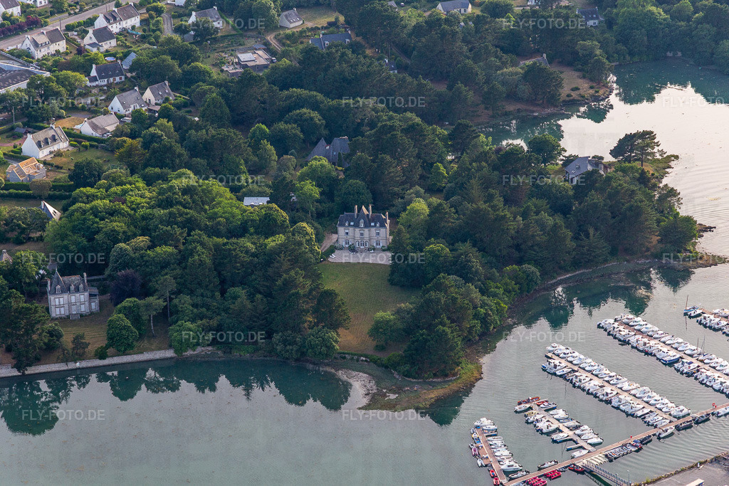 Ortsansicht | Luftbild: Ortsansicht in Loctudy im Bundesland Finistère in Frankreich. Foto: IMG_132507.jpg vom 17.06.2022 durch Werner Riehm/FLY-FOTO.de - Realisiert mit Pictrs.com