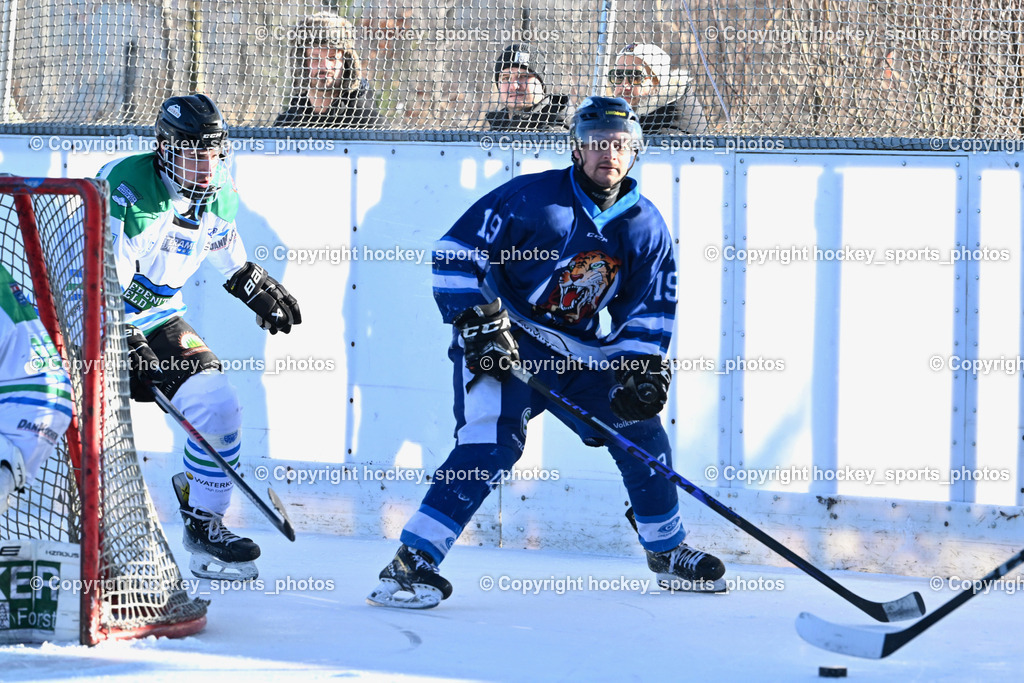 EC Tigers Paternion vs. EC FELD AM SEE/DSG LEDENITZEN | #19 Kampitsch Lukas EC Tigers Paternion, #11 Wuntschek Dominik EC FELD AM SEE Ledenitzen, EC Tigers Paternion vs. EC FELD AM SEE/DSG LEDENITZEN, EC Tigers Paternion vs. EC FELD AM SEE/DSG LEDENITZEN am 04.01.2026 in Paternion (Eislaufplatz Paternion), Austria, (Photo by Bernd Stefan)