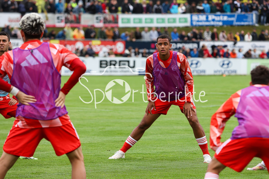 DJK Vilzing - FC Bayern Amateure | Tarek BUCHMANN (FCB #36) fokussiert beim warmmachen vor der Partie