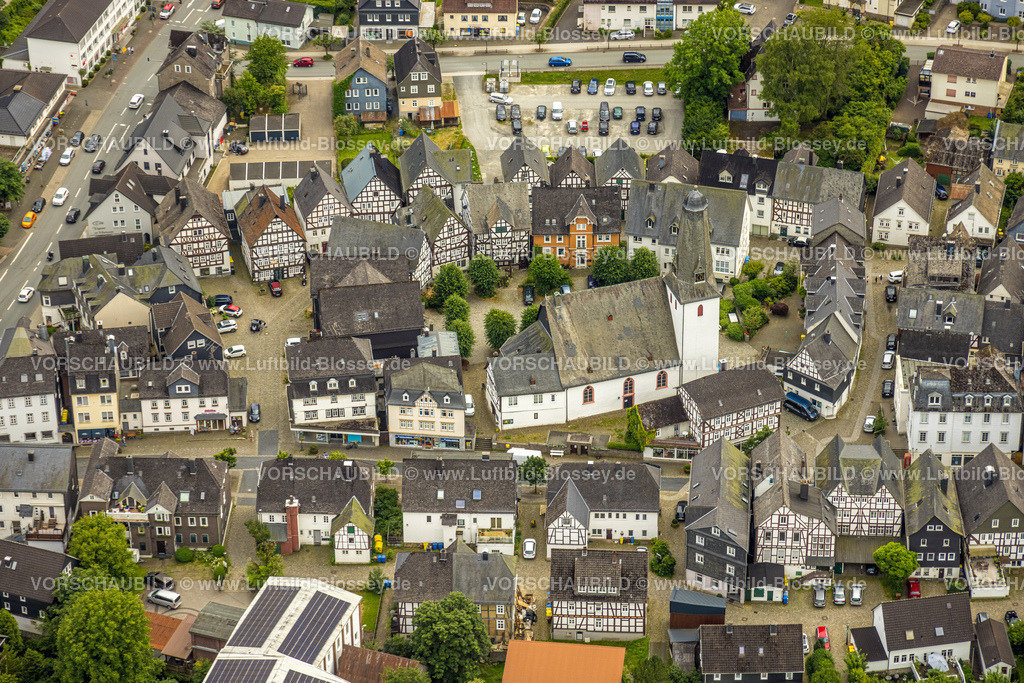 BadLaasphe240709550 | Luftbild, evang. Stadtkirche und Kirchplatz im Ortszentrum mit historischen Fachwerkhäusern, grüne Bäume, Bad Laasphe, Wittgensteiner Land, Nordrhein-Westfalen, Deutschland