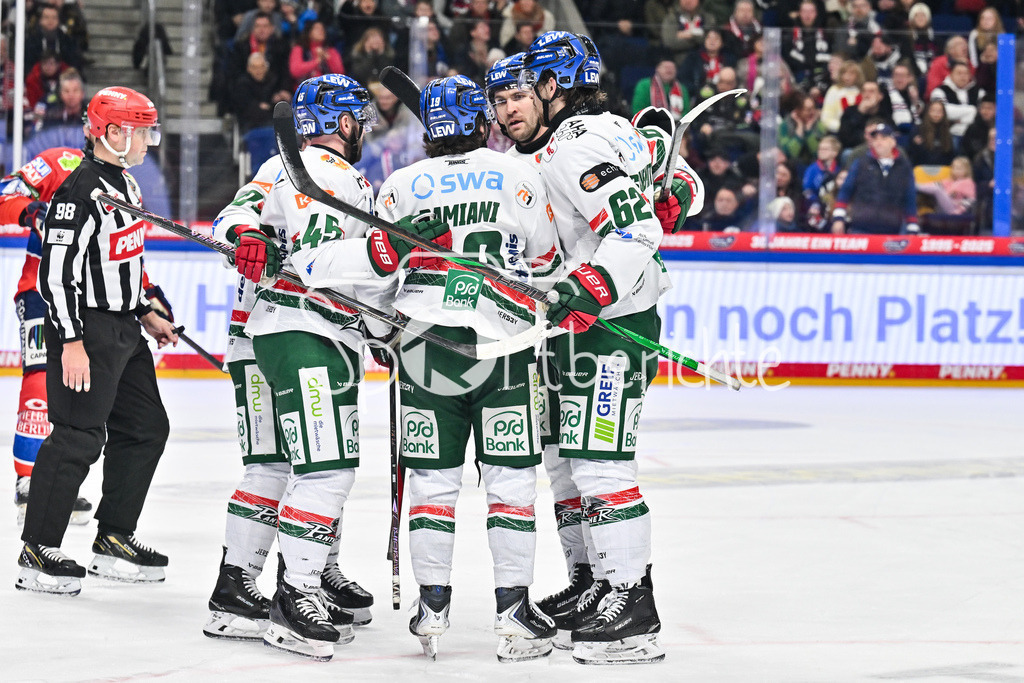 Eisbären Berlin - Augsburger Panther | BERLIN, GERMANY - 04. JANUARY: Jubel der Gäste nach dem Treffer zum 3-5 druch Riley DAMIANI (Augsburger Panther 19) / Tor / Torschuetze / Freude / Happy während dem Match zwischen den Eisbären Berlin und den Augsburger Panthern am 36. Spieltag der Penny DEL in der UBER Arena