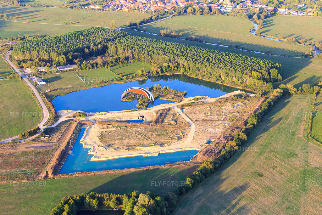 Vue aérienne: Parapente au-dessus du lac à Coussey dans le département Vosges, France – .Photo: IMG_118327.jpg prise le 15/09/2019 par Werner Riehm/FLY-FOTO.eu – Résolution de l'original: 5472 x 3648 px