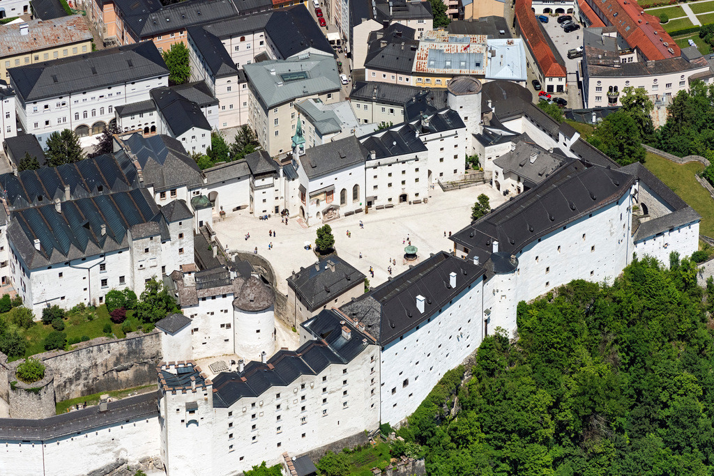 dr__0100204.jpg | SALZBURG 13.06.2023 Burganlage der Veste Festung Hohensalzburg an der Straße Mönchsberg in Salzburg in Österreich.