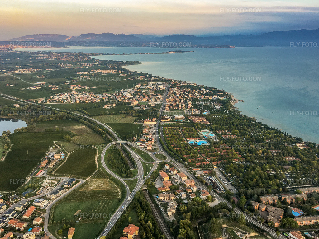 Aerial view: Camping Bella Italia - Big Pool Bar in Peschiera del Garda in the state Verona, Italy. – Photo: IMG-134999.jpg taken on 09/23/2022 by Werner Riehm/FLY-FOTO.com – Resolution of the original: 3912 x 2934 px