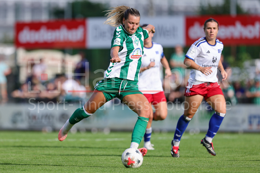 Fussball, Testspiel Frauen, SV Werder Bremen - Hamburger SV | Medina Desic (SV Werder Bremen, 9) am Ball, Einzelbild, Ganzkörper, Aktion, Action, Spielszene
