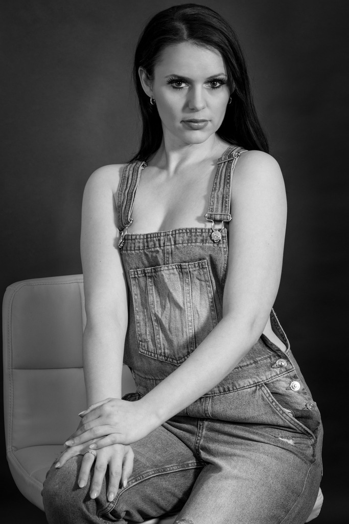 Portrait_im_Studio_Patricia_Latzhose_schwarz-weiss | Peoplefotografie aus Geldern - Realisiert mit Pictrs.com