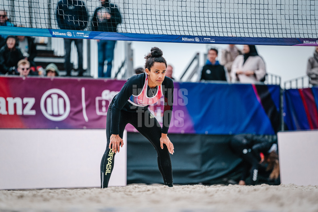 Beachvolleyball | Frauen | German Beach Tour 2024 | Tourstop Bremen | 08.06.2024 | Thainara Mylena Feitosa de Oliveira (rechts, BRA) fokussiert