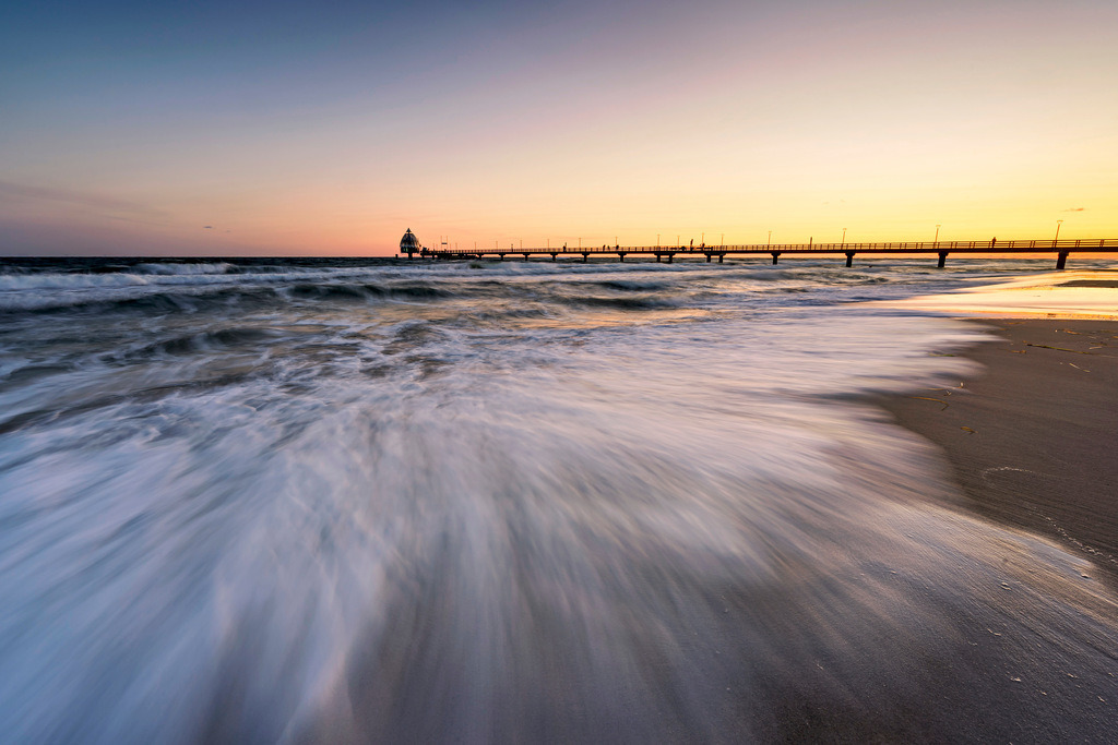 Seebrücke Zingst im Morgenlicht | Ein magischer Sonnenaufgang an der Seebrücke Zingst. - Realisiert mit Pictrs.com