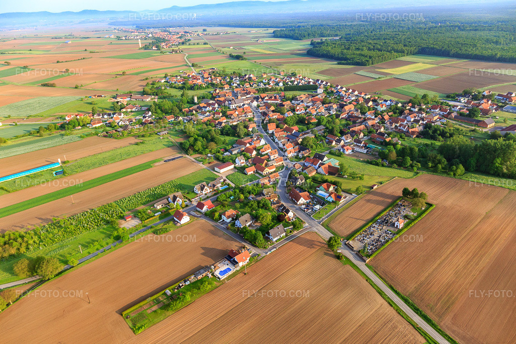 Aerial view: View of the town from the east in Salmbach in the state Bas-Rhin, France. – Photo: IMG_113986.jpg taken on 05/23/2019 by Werner Riehm/FLY-FOTO.com – Resolution of the original: 5472 x 3648 px