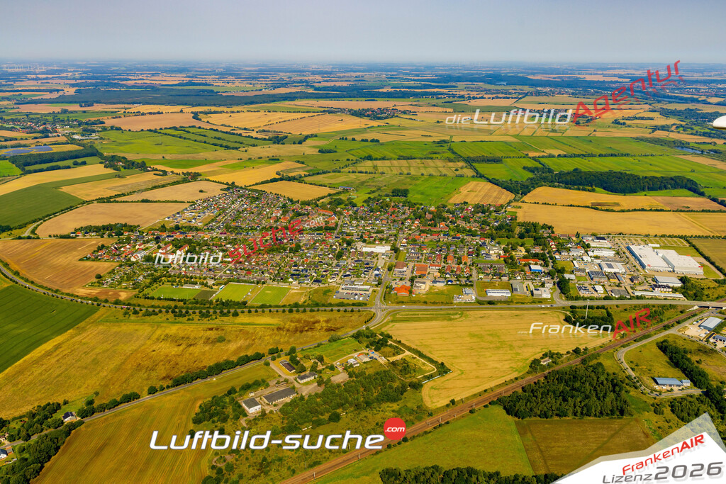 Neue Luftbildaufnahme der Stadt Pampow - Das Luftbild wurde 2025 vom UL-Flugzeug heraus erstellt ( keine Drohnenaufnahme ) - Hochauflösende Luftaufnahme - für Wandbilder und großformatige Ausdrucke geeignet. Das besondere Geschenk!Hier alle&nbsp;Infos zur Lizenzierung der LuftaufnahmeWir fliegen auch dieses Jahr wieder in Ihre Region um Luftbilder zu erstellen.- Luftbild anfragen