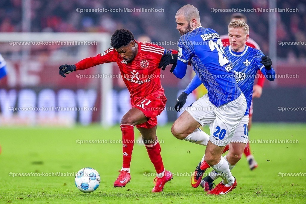 Due17012501046 | 17.01.2025, Fußball, Fortuna Düsseldorf - SV Darmstadt 98, 2.. Fußball Bundesliga, 18. Spieltag, Merkur Spiel-Arena, Saison 2024 2025: Felix Klaus (Fortuna Düsseldorf #11) im Zweikampf gegen Aleksandar Vukotic (SV Darmstadt #20)DFB regulations prohibit any use of photographs as image sequences and or quasi-video.